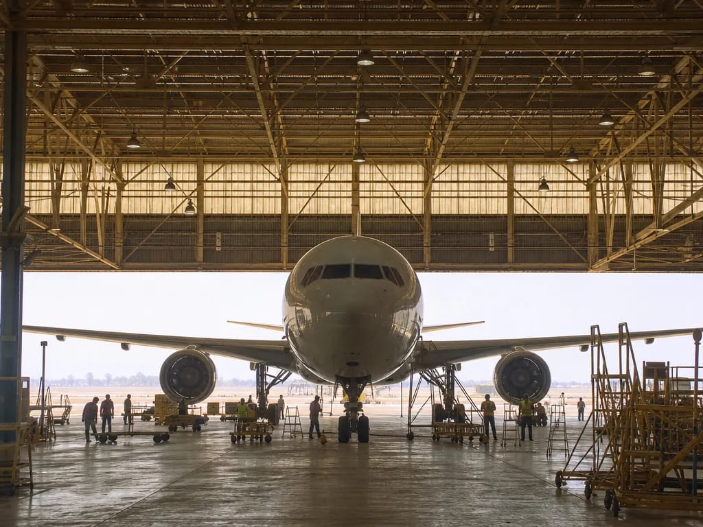 Intérieur d’un grand hangar aéronautique surchauffé