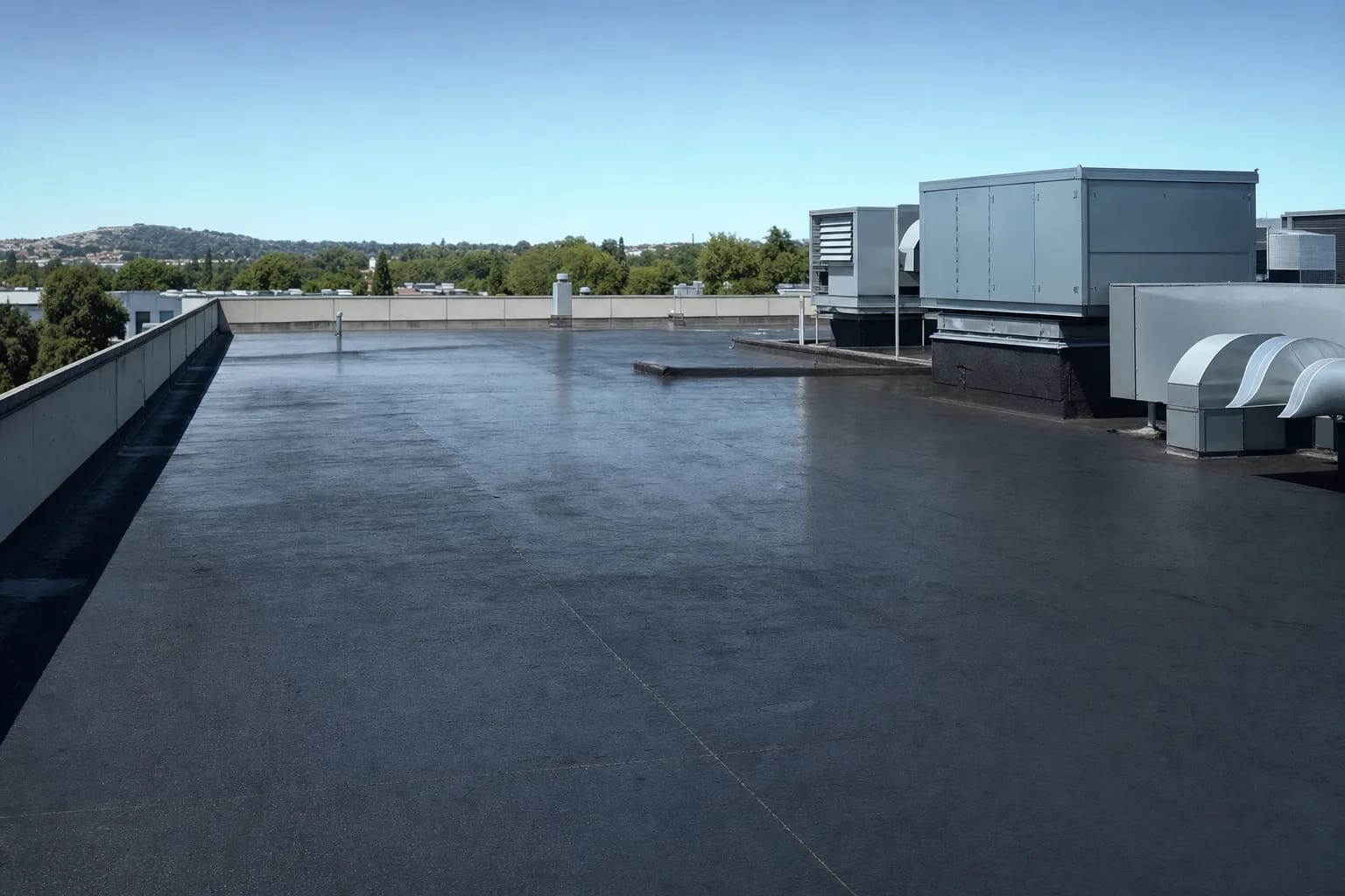 Toiture sombre de data center exposée au soleil d’été