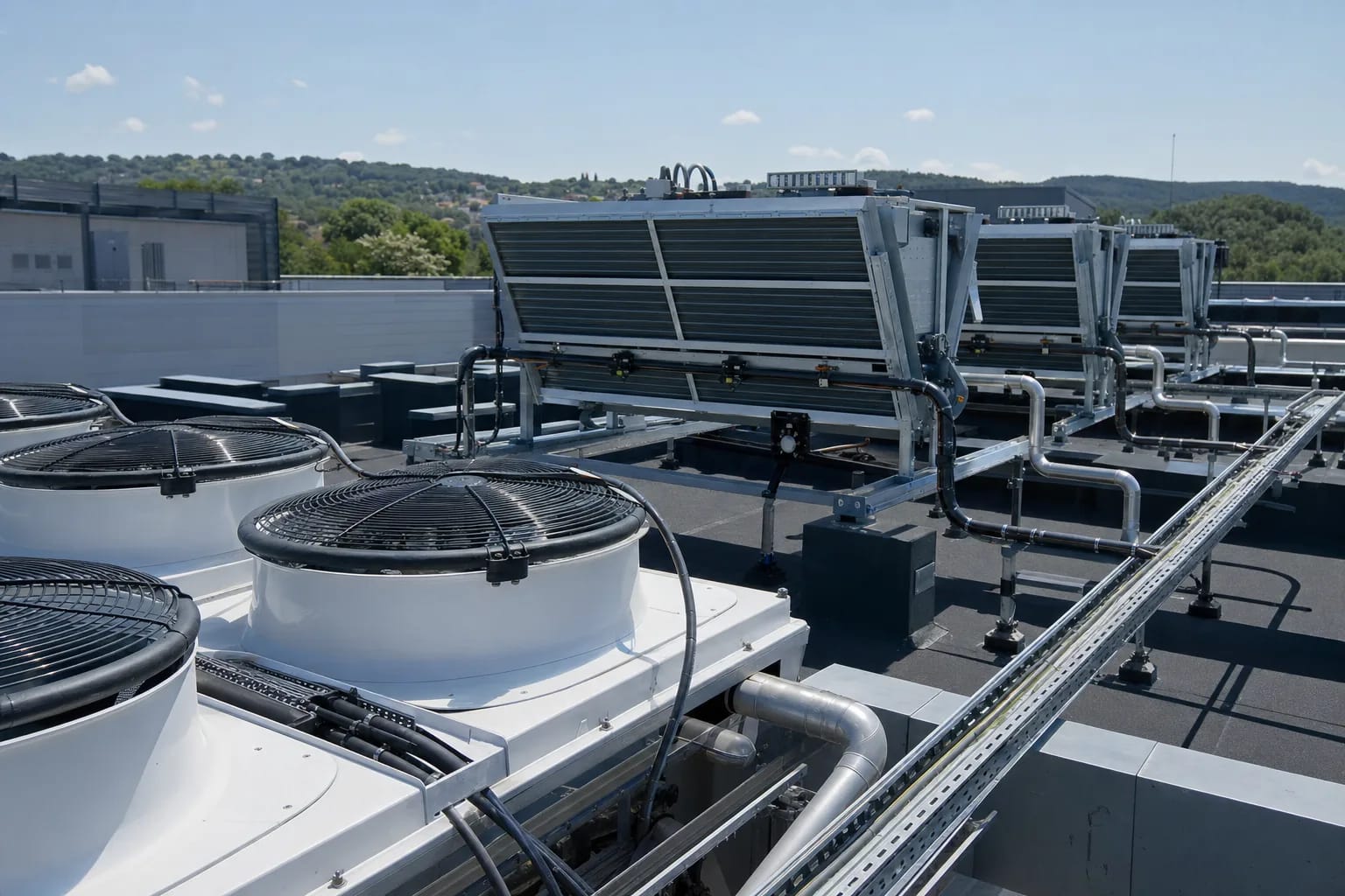 Unités de free cooling et échangeurs installés sur la toiture d’un data center