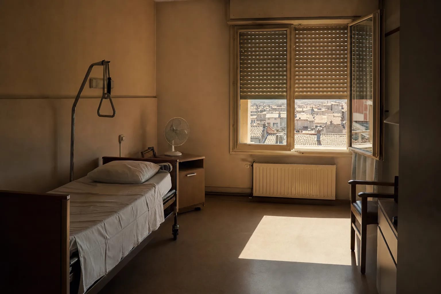 Chambre d’EHPAD surchauffée sous les combles pendant une vague de chaleur