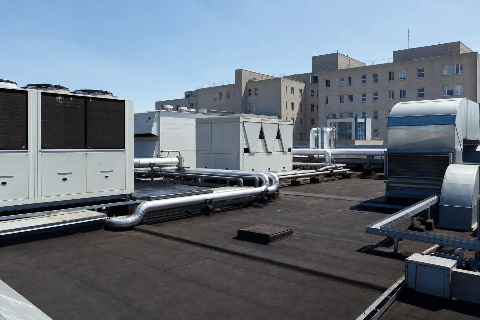 Groupes froids et centrales de traitement d’air en toiture d’un hôpital