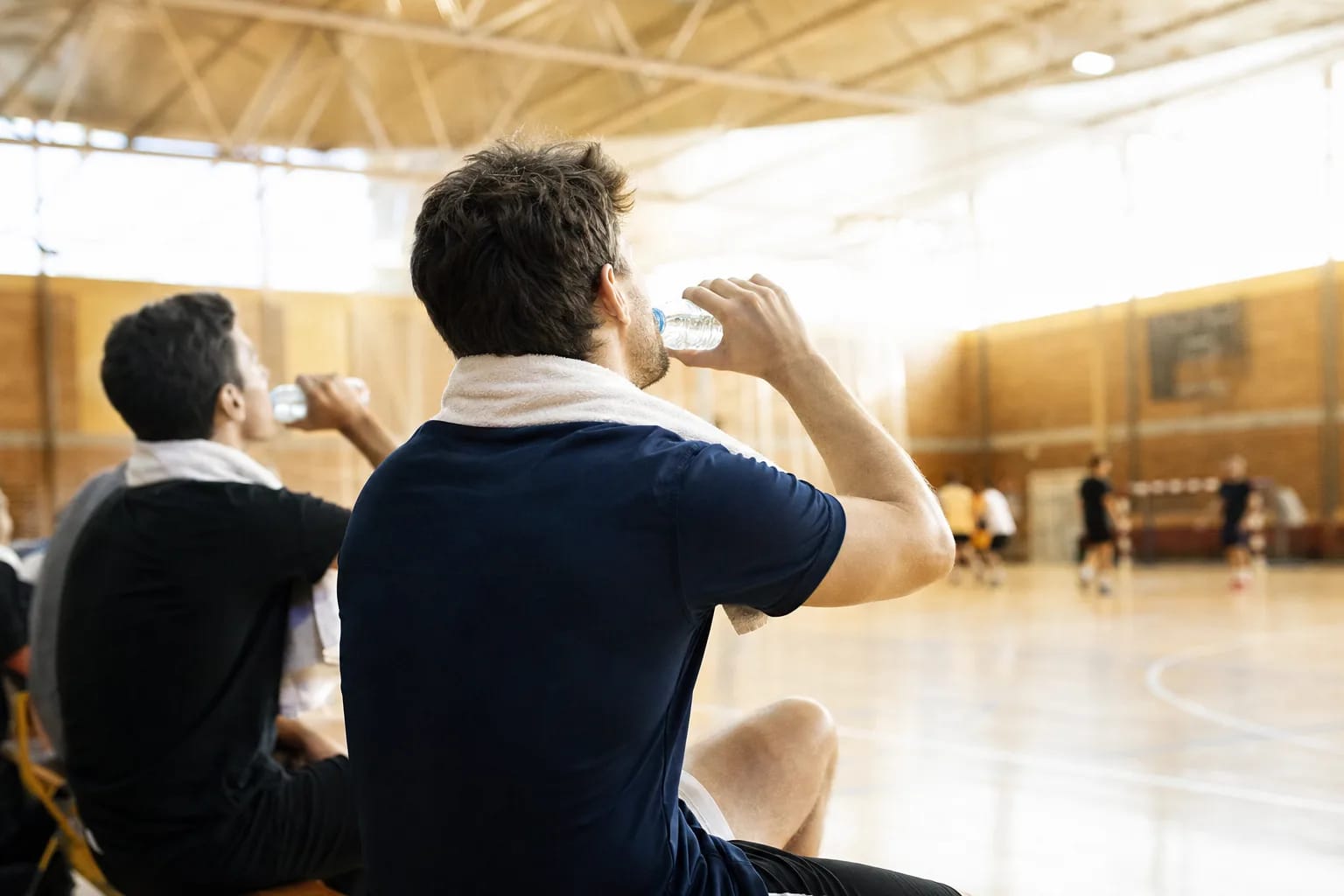 Sportifs à la pause dans une salle surchauffée pendant une séance