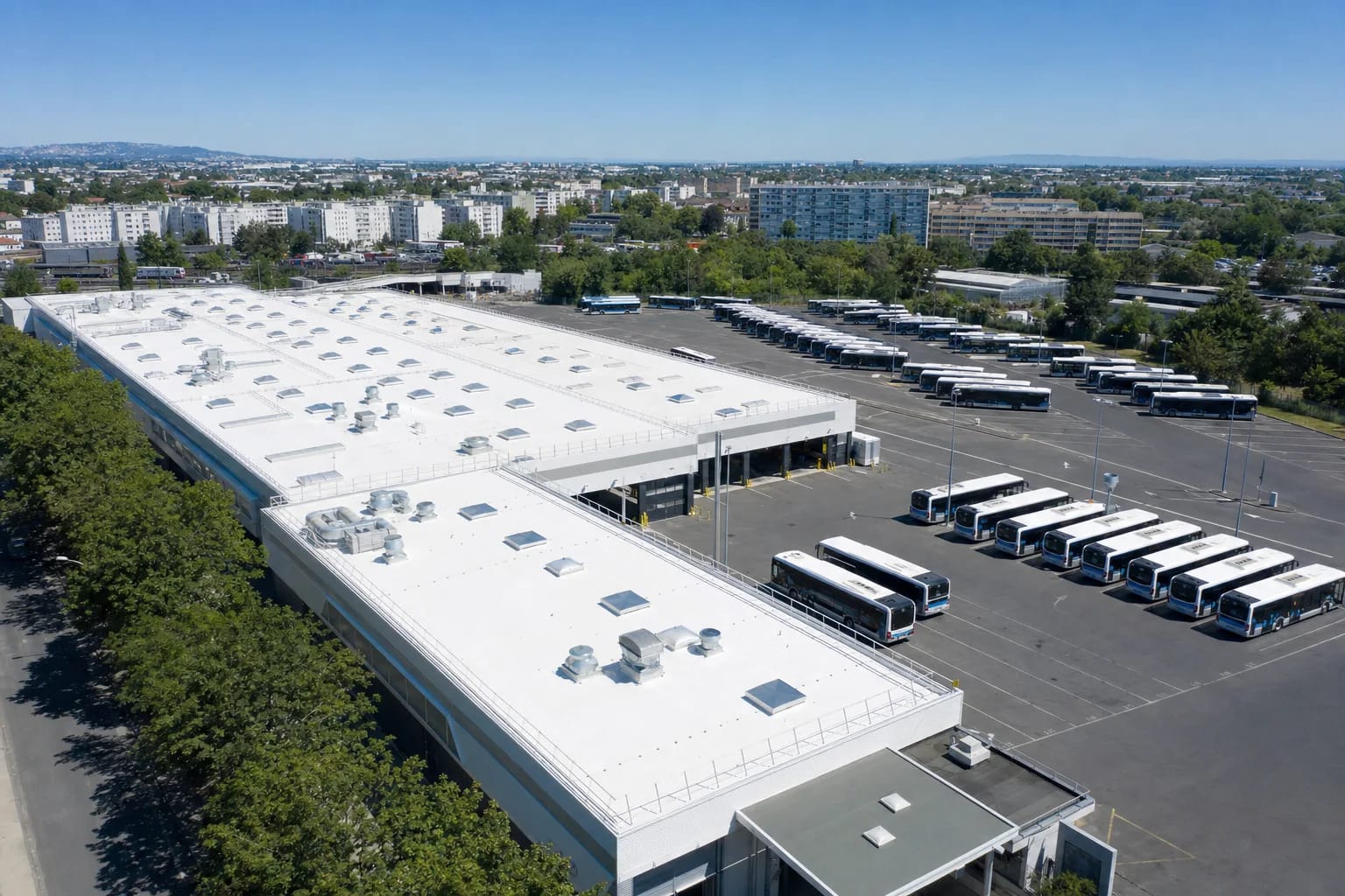 Dépôt de bus urbain avec une toiture cool roof blanche réfléchissante